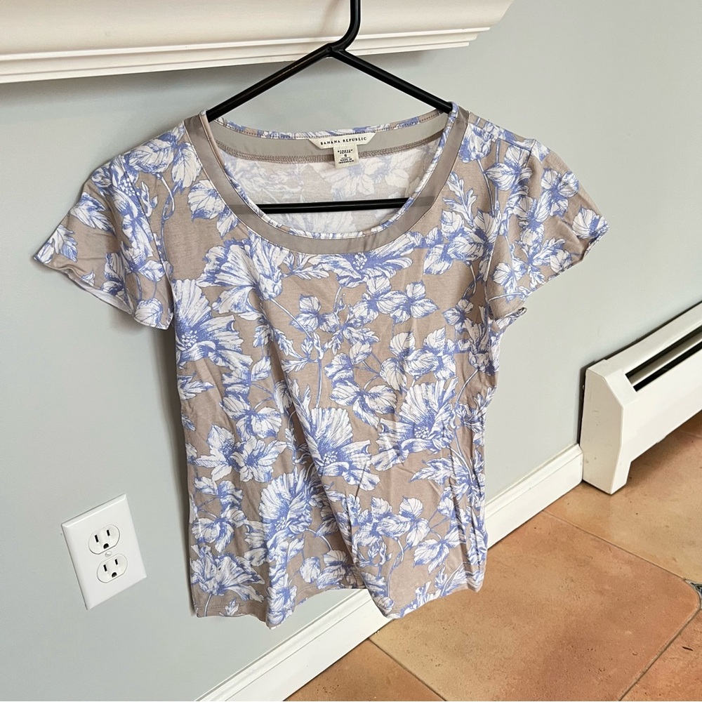 Banana Republic Blue and Tan Floral Short Sleeve Top